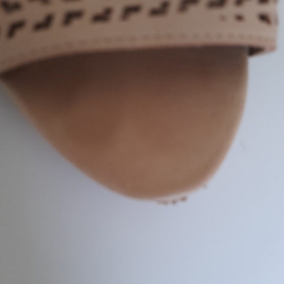 Vince Camuto Women's Tan Leather Wedge Sandals - Picture 8 of 8